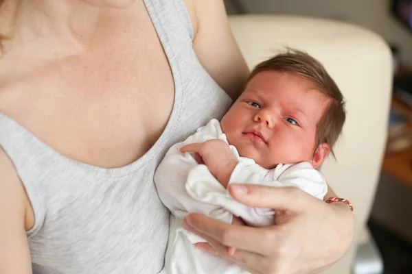 Donna che tiene piccolo bambino — Foto Stock