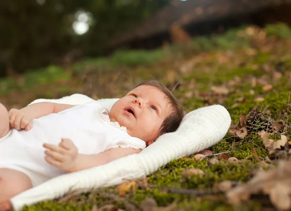 Μωρό ξαπλωμένη στην κουβέρτα στο γρασίδι — Φωτογραφία Αρχείου