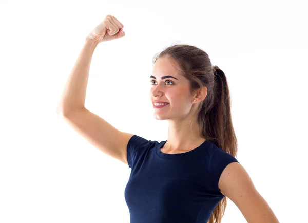Usmívající se žena ukazuje biceps — Stock fotografie