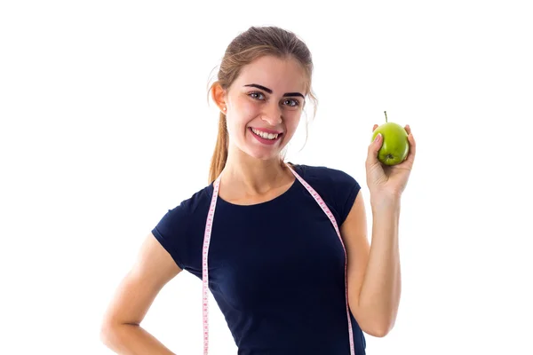 Mujer con centímetro sosteniendo una manzana — Foto de Stock