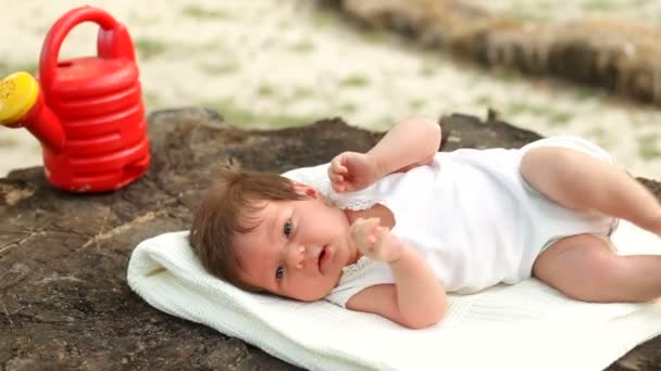 Baby huilen op de deken in het park — Stockvideo