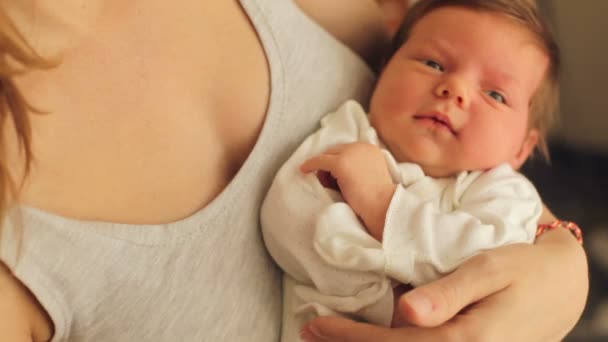 Mère berçant son bébé — Video