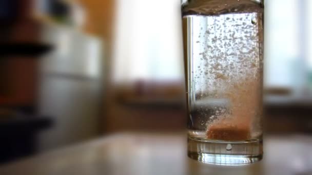 Glas water met de ontbinding van de pil — Stockvideo