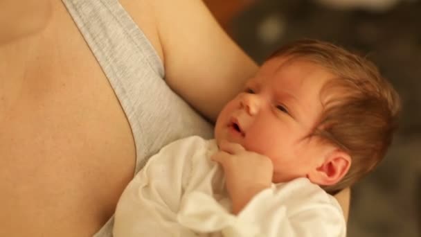 Mamma cullare il suo bambino — Video Stock