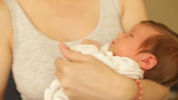 Mamma cullare il suo bambino — Video Stock