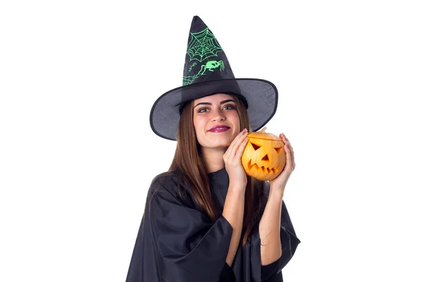 Женщина в костюме ведьмы держит тыкву — стоковое фото