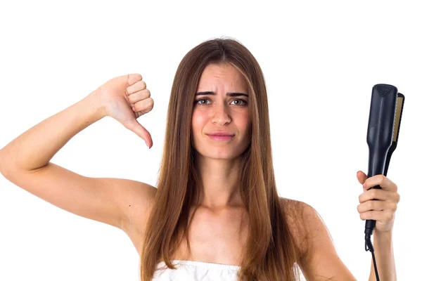 Jovem mulher mostrando alisador de cabelo suga — Fotografia de Stock