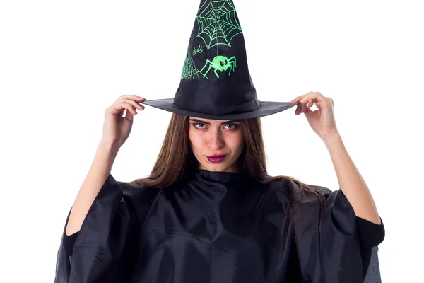 Mulher em traje de bruxa tocando seu chapéu — Fotografia de Stock