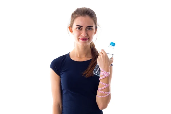 Vrouw met centimeter een fles water te houden — Stockfoto