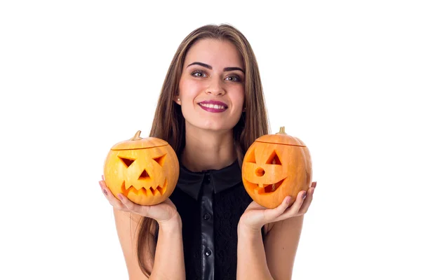 Vrouw bedrijf twee pompoenen — Stockfoto