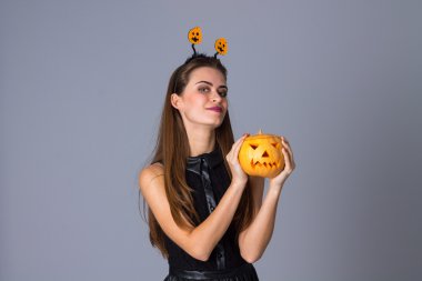 Balkabağına holding handband kadınla