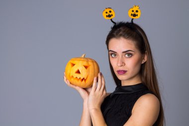 Balkabağına holding handband kadınla