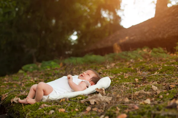 Baby liggend op de deken op het gras — Stockfoto