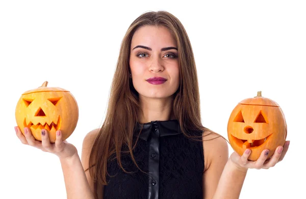 Mujer sosteniendo dos calabazas — Foto de Stock