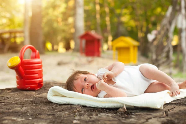 Bebek battaniye parkta yatan — Stok fotoğraf