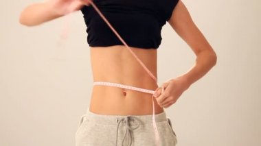 Bir santimetre kullanan kadın