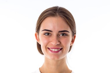 Gülümseyen genç kadın