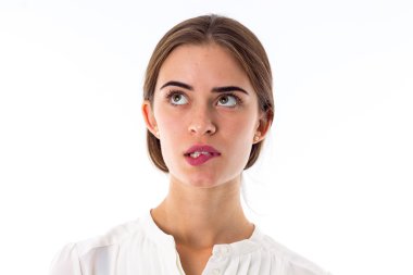 Genç kadın gösteren tereddüt