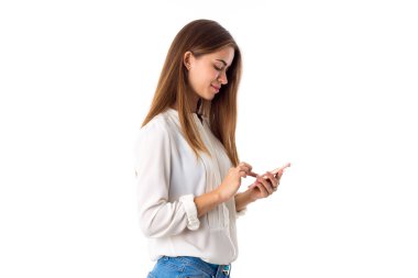 Akıllı telefon kullanan kadın