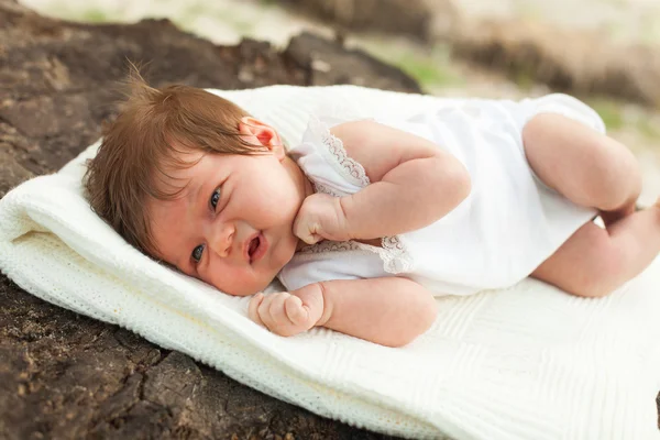 Baby liggend op de deken — Stockfoto