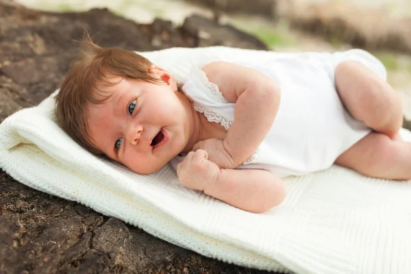 赤ちゃんが毛布の上に横になっています。 — ストック写真