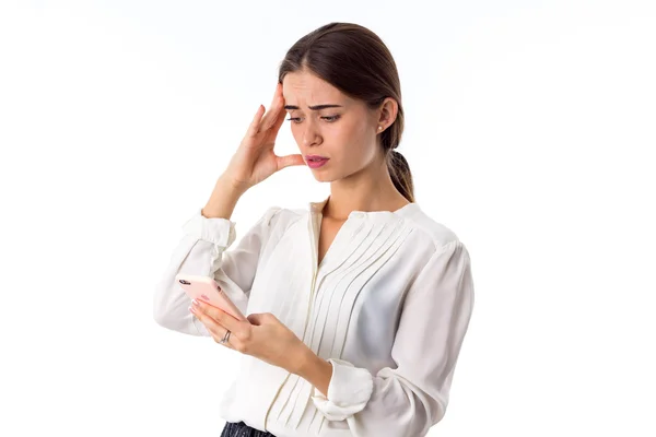 Woman looking perpexedly on her phone — Stock Photo, Image