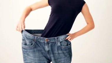 Kadın çok daha büyük boyutta Jeans