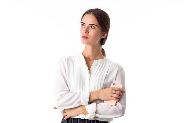 Mujer joven sosteniendo el teléfono — Foto de Stock