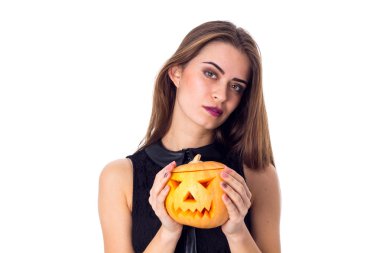 Balkabağı tutan kadın.