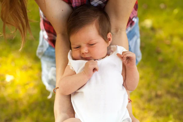 Moeder bedrijf haar baby in handen — Stockfoto