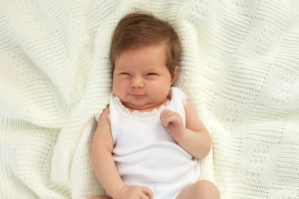 Bebê sorrindo no cobertor — Fotografia de Stock