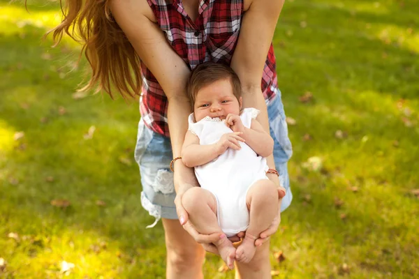 Mutter hält ihr Baby in den Händen — Stockfoto