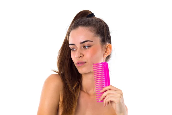 Молода жінка тримає рожевий пензлик для волосся — стокове фото