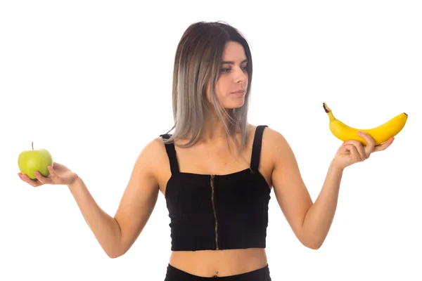 Mulher segurando maçã e banana — Fotografia de Stock