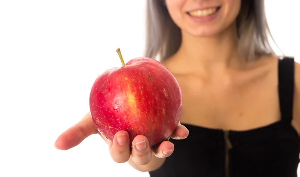 Жінка показує червоне яблуко — стокове фото