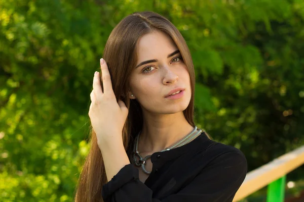 Jovem mulher tocando seu cabelo — Fotografia de Stock