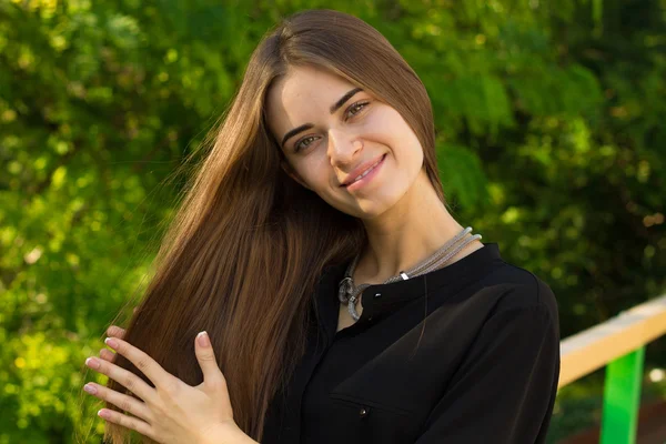 Jovem mulher tocando seu cabelo — Fotografia de Stock