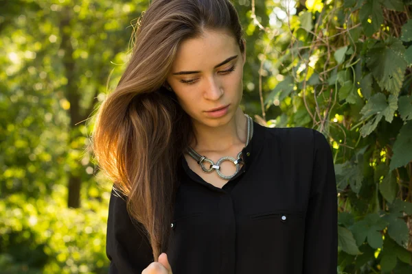 Jeune toucher fixer ses cheveux — Photo