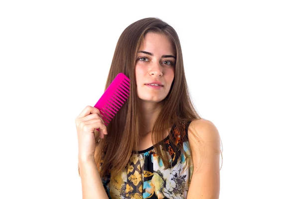 Mujer joven sosteniendo cepillo de pelo rosa — Foto de Stock