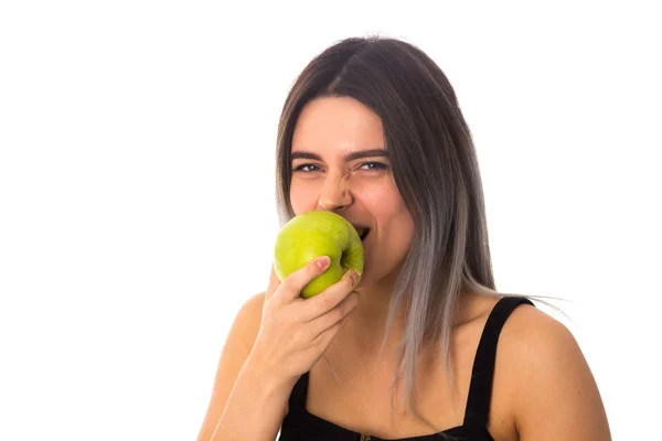 Femme mangeant pomme verte — Photo