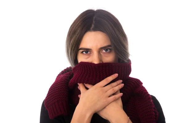 Mujer escondiendo boca debajo de la bufanda —  Fotos de Stock