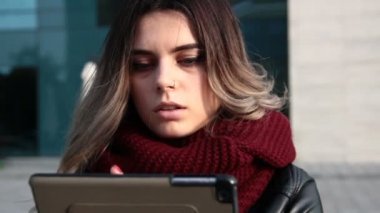 kadın onun tablet PC'yi kullanma