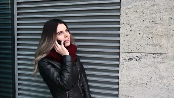 Mujer hablando por teléfono — Vídeo de stock