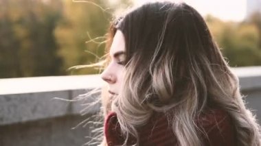 Eşarp gülümseyen genç kadın