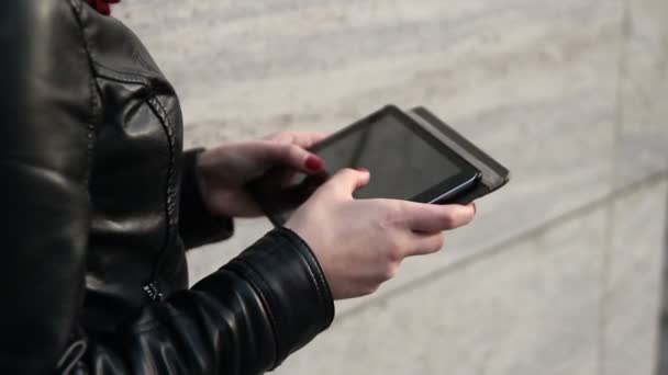 Mujer usando su tableta PC — Vídeos de Stock