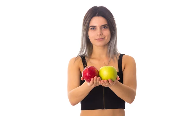 Mulher segurando duas maçãs — Fotografia de Stock