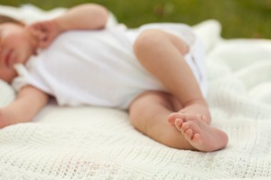 Çimenlerin üzerinde uyuyan bebek