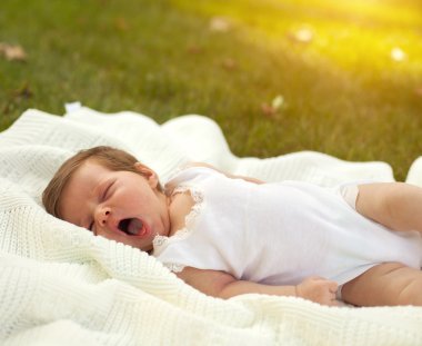 Bebek battaniye çim üzerinde yawing