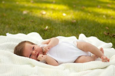 Bebek battaniye çim üzerinde yalan