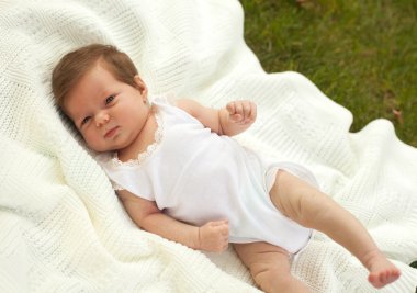 Bebek battaniye çim üzerinde yalan